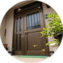 玄関や植木に蜂が群がっている...