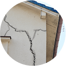 基礎や外壁にヒビ・隙間がある