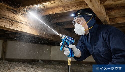 床下に発生したヤマトシロアリの駆除の作業イメージ